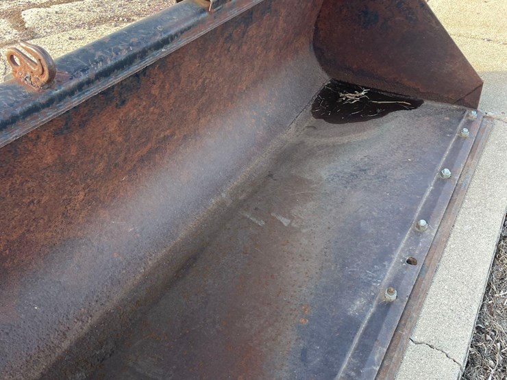 jd-76”-skidloader-quick-tach-bucket-image-8