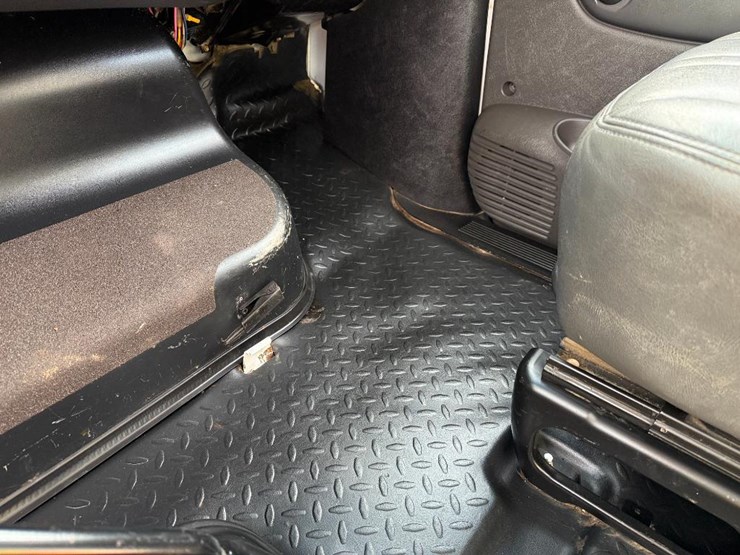 #205-•-lot-205-image-52