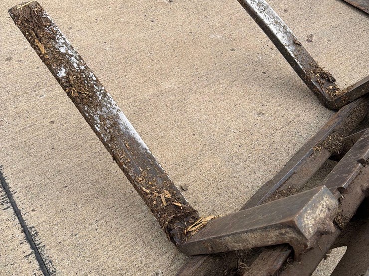 skidloader-quick-tach-pallet-forks-image-10