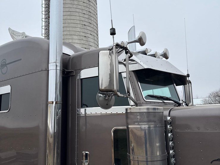 2016-peterbilt-389-image-32