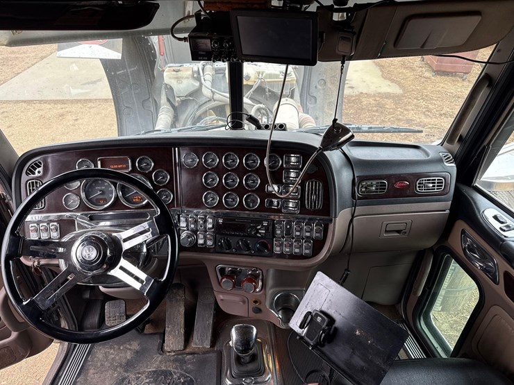 2016-peterbilt-389-image-90