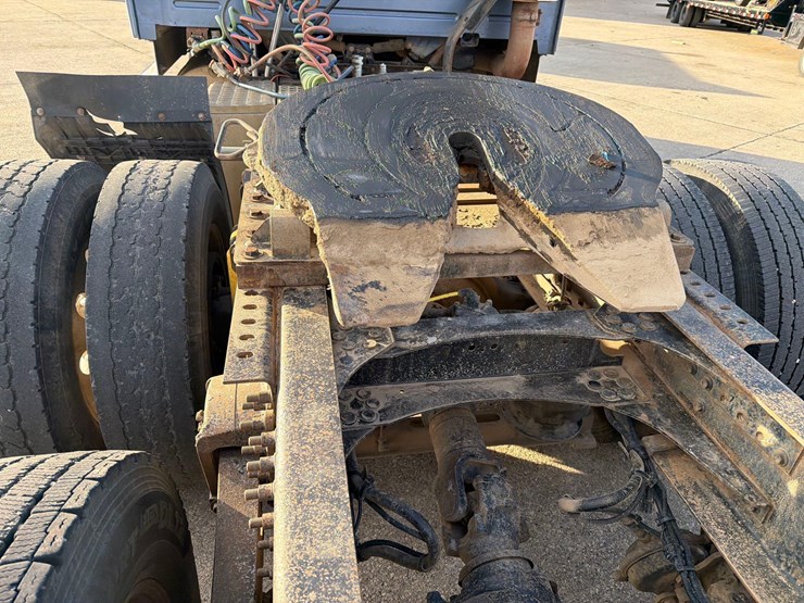 2001-volvo-vn-image-27