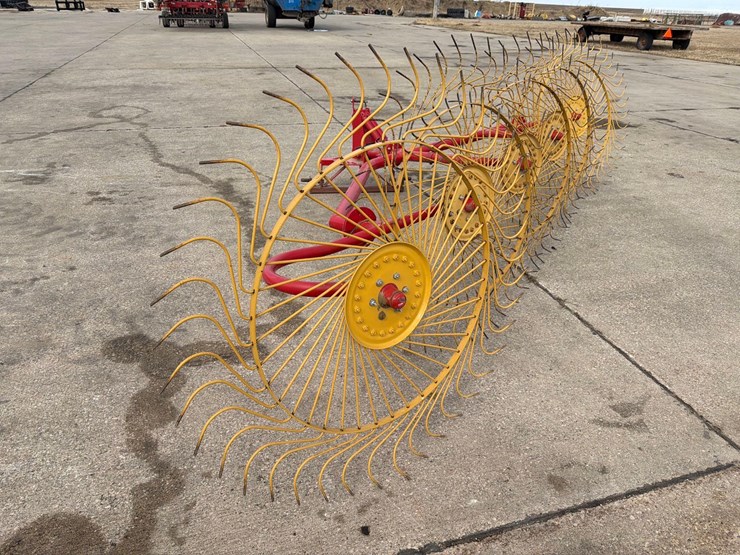 tonutt-5-wheel-3pt-rake-image-3