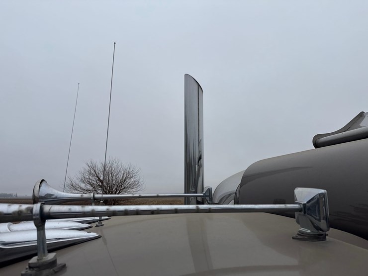 2016-peterbilt-389-image-98