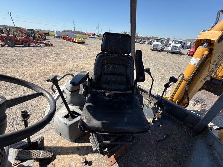 new-holland-555e-image-49