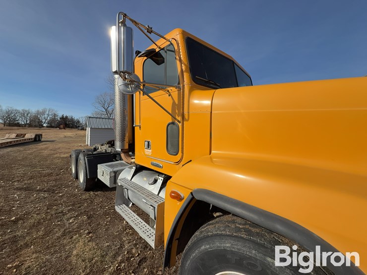 2001-freightliner-fld120-image-17