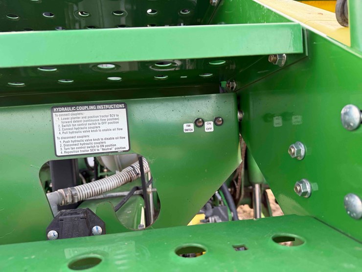 2011-john-deere-1770nt-ccs-image-23