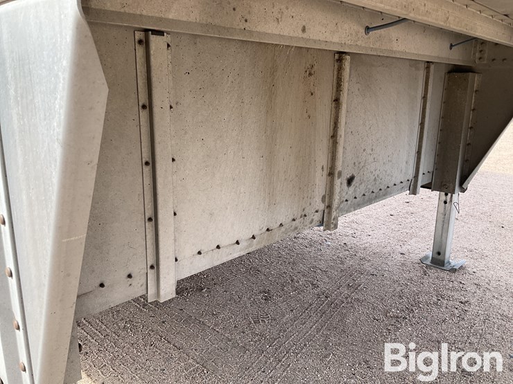 2015-wilson-livestock-trailer-image-14