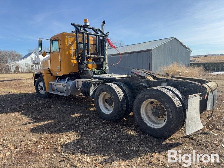 2001-freightliner-fld120-image-7