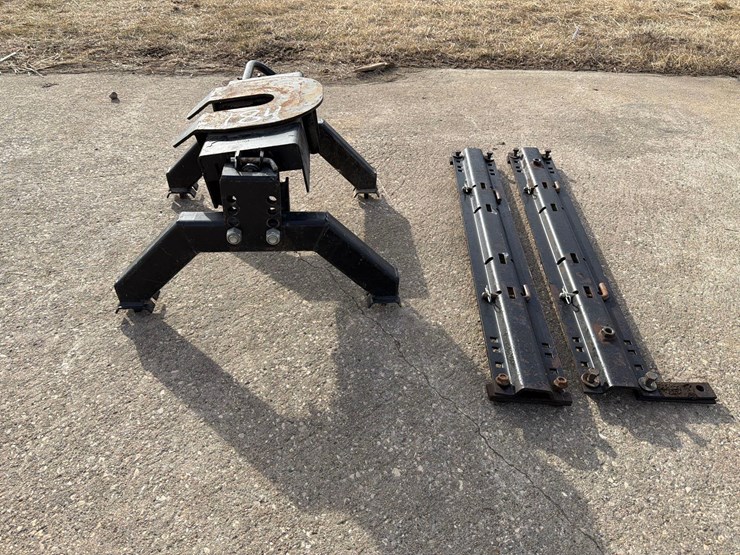 5th-wheel-pickup-hitch-image-1