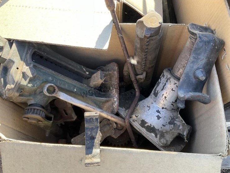 pallet-of-asst-antiques-image-4