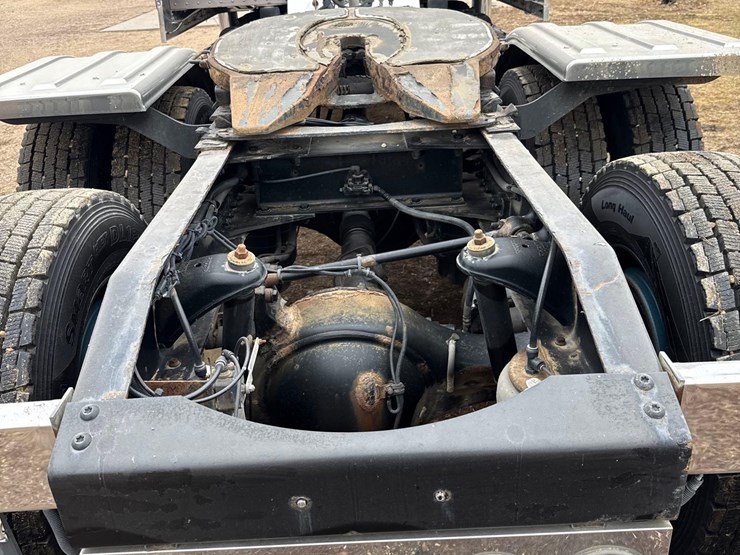 2016-peterbilt-389-image-11