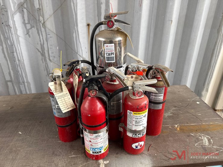 1-lot-of-fire-extinguishers-image-1