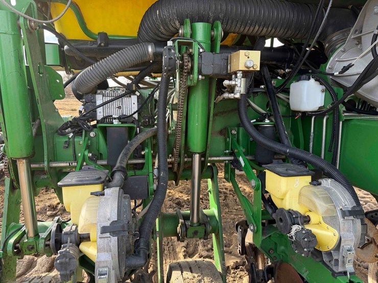 2011-john-deere-1770nt-ccs-image-21