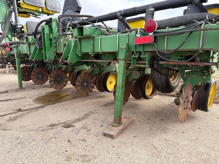 john-deere-7300-image-43