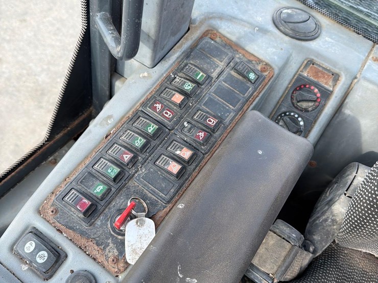 2016-deere-244k-image-41