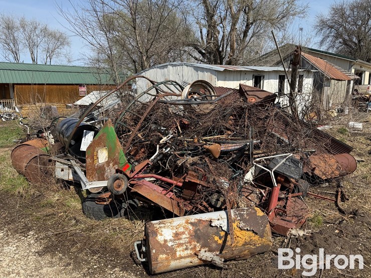 farm-scrap-metal-pile-image-3