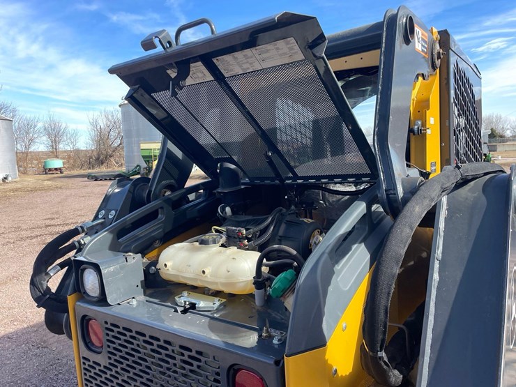 2017-deere-320e-image-20