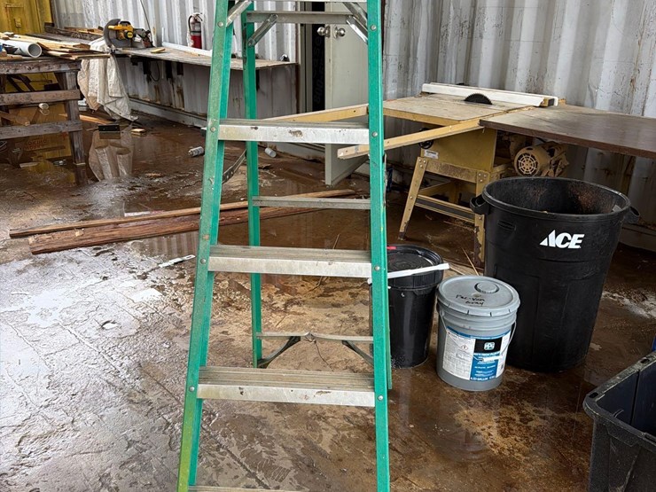 werner-6-fiberglass-ladder-image-2