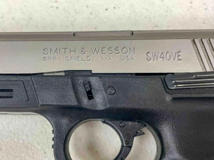 smith&-wesson-pistol-image-10