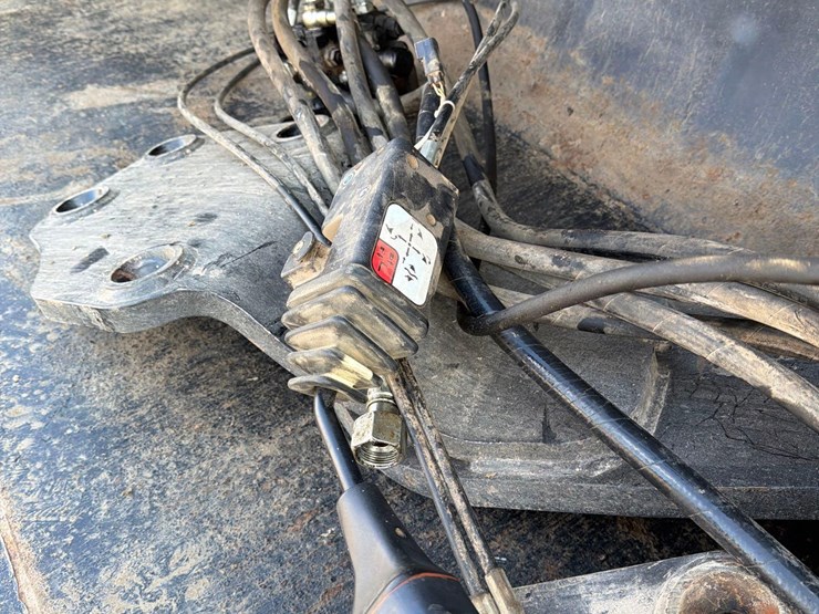 2013-new-holland-855tl-image-26