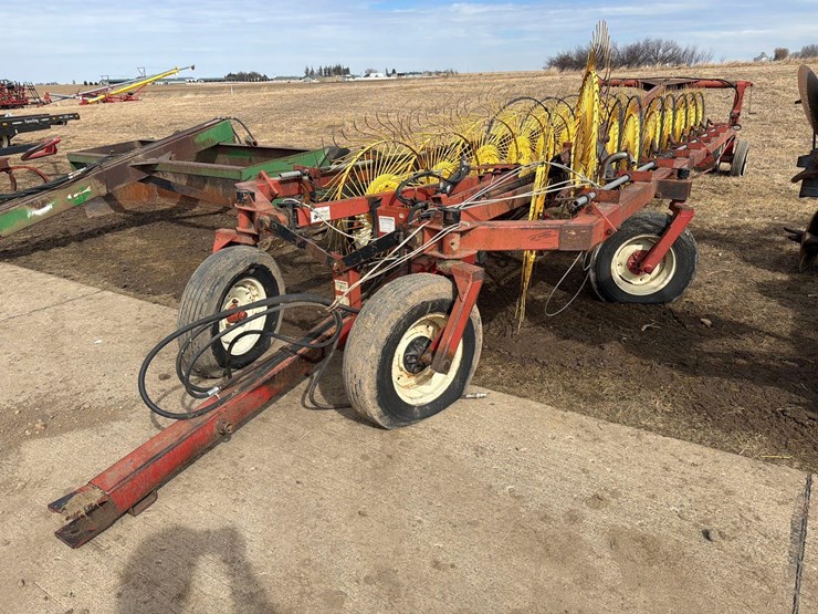 h&s-18-wheel-pull-type-rake-image-1