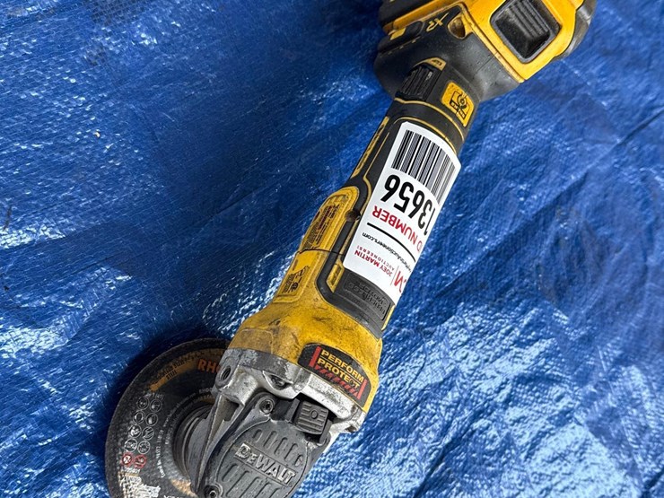 dewalt-battery-powered-grinder-image-4