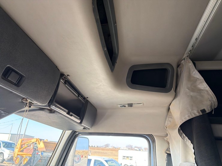 2001-volvo-vn-image-41