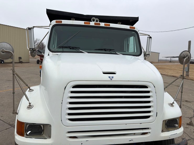 2000-international-8100-image-15