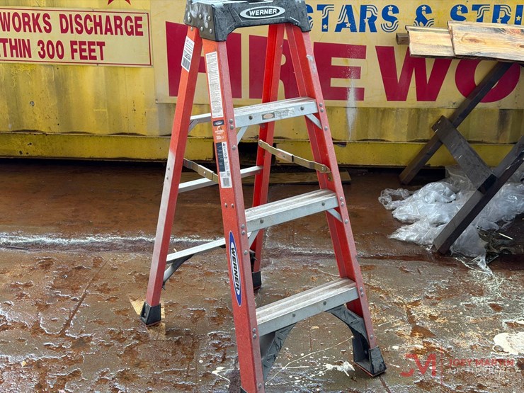 werner-4-fiberglass-ladder-image-1