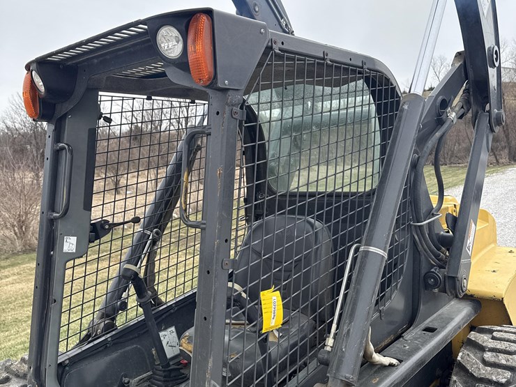 2013-new-holland-l230-image-11