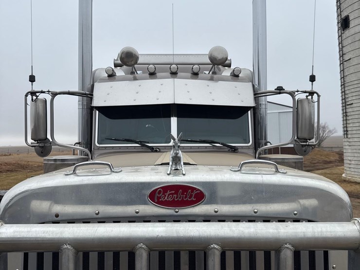 2016-peterbilt-389-image-38