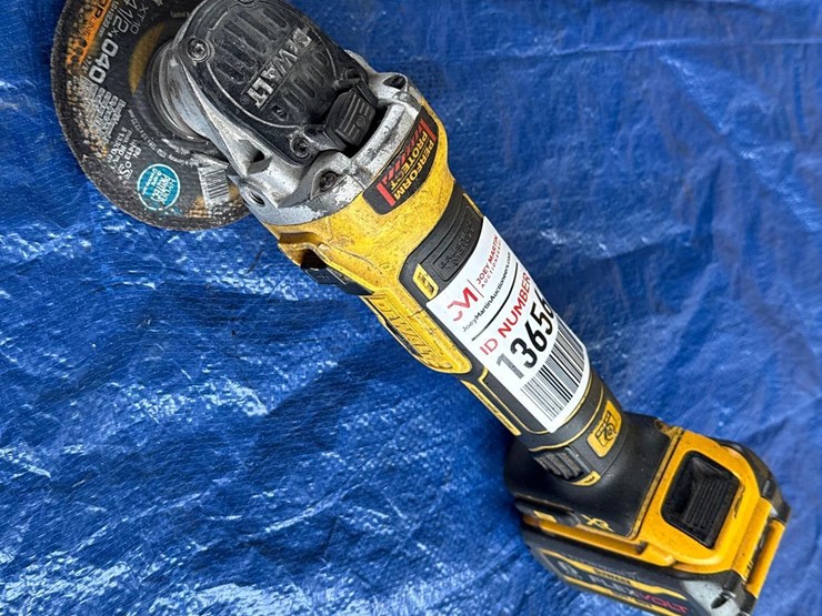 dewalt-battery-powered-grinder-image-1