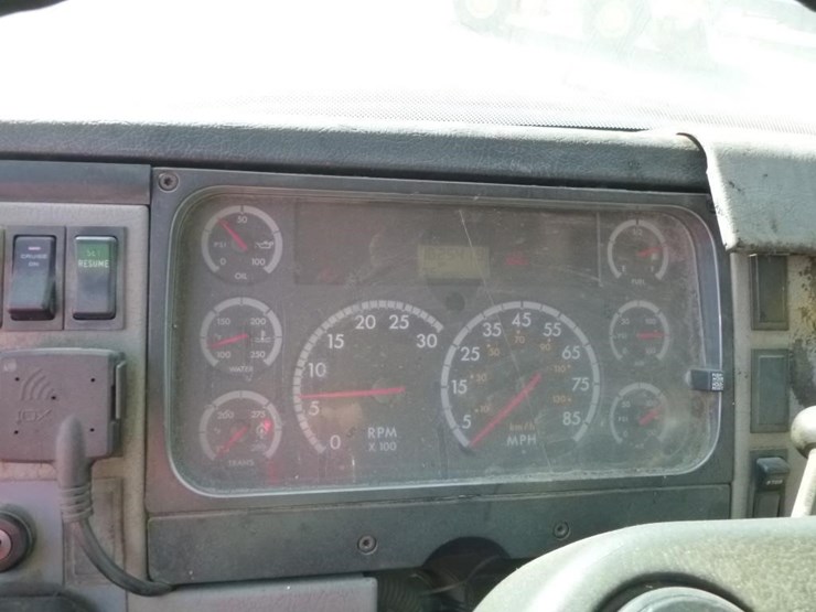 2001-freightliner-fl70-image-11