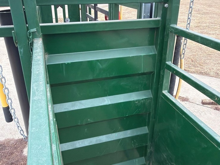 arrowquip-q-catch-86-series-chute-w/-sweep-tub-image-11