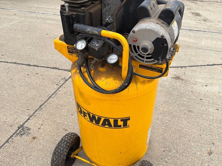 dewalt-30-gallon-air-compressor-image-2