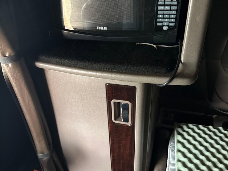 2016-peterbilt-389-image-88