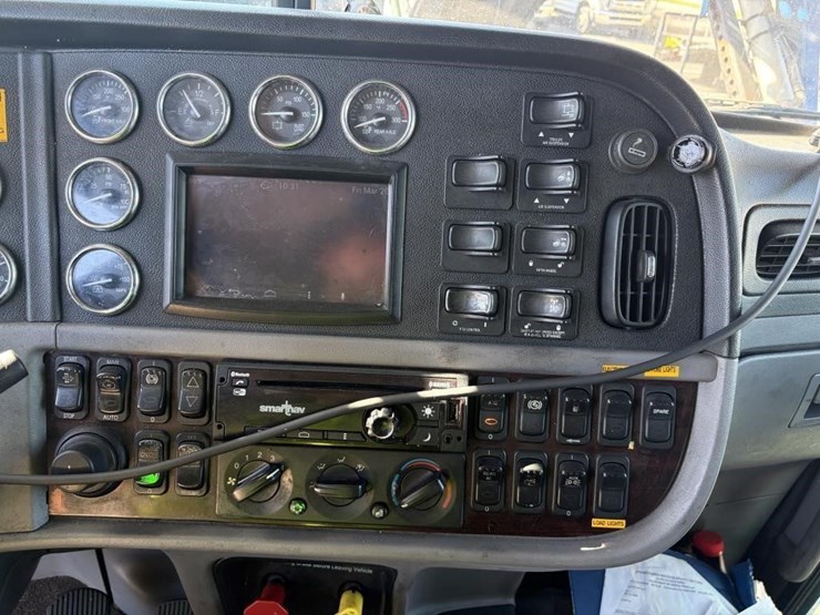 2017-peterbilt-389-image-30