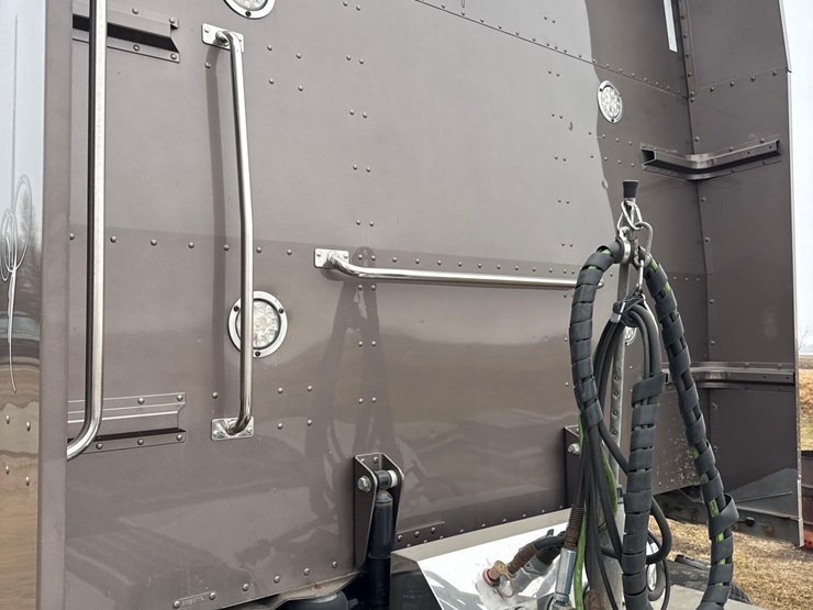 2016-peterbilt-389-image-49