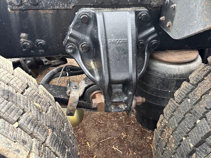 2016-peterbilt-389-image-19