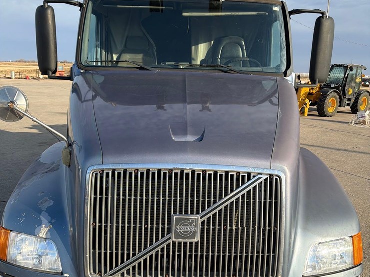 2001-volvo-vn-image-17