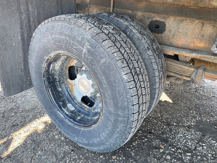 2005-chevrolet-3500-image-25