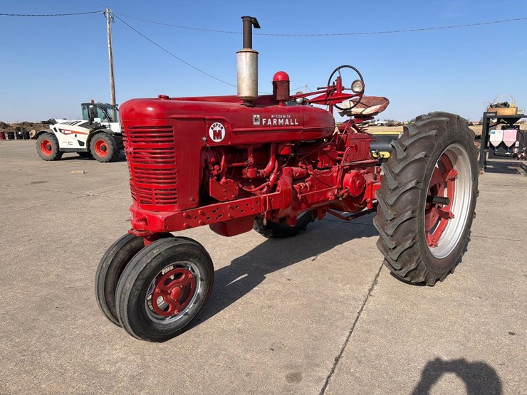 1953-farmall-super-m-tractor-image-1
