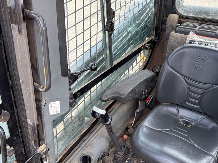 2011-new-holland-l218-image-30