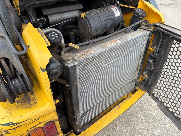 2011-new-holland-l218-image-45