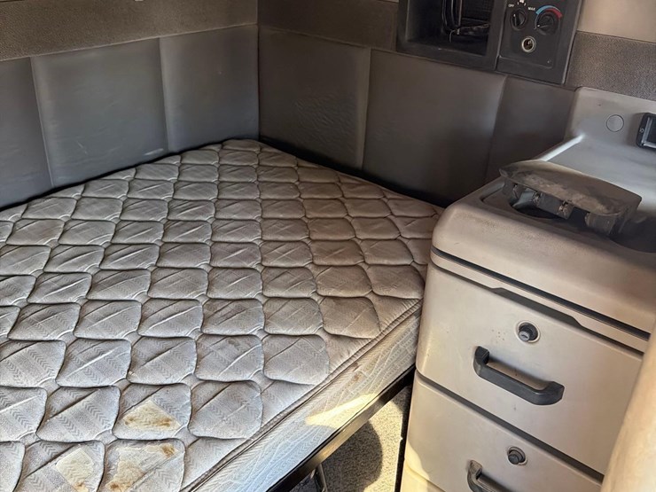 2001-volvo-vn-image-43