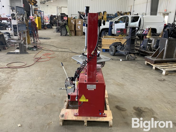 2025-massey-ferguson-730-image-6