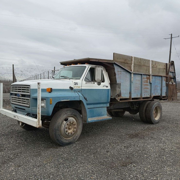 1992 FORD F700