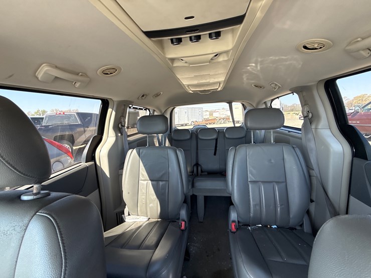 2009-chrysler-town-&-country-image-22