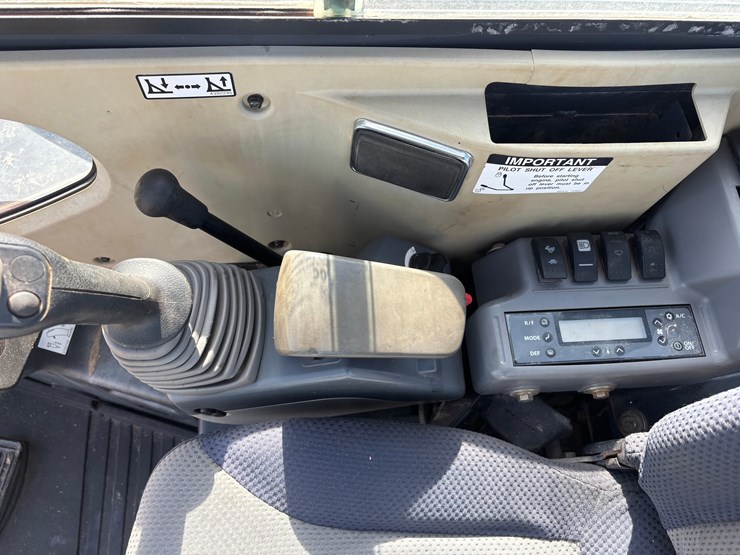 hitachi-60d-hydraulic-excavator-image-17